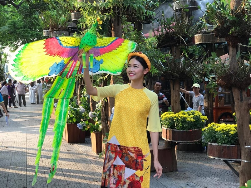 cac nguoi dep cua hhvn dieu hanh o hue trong ta ao dai thuot tha