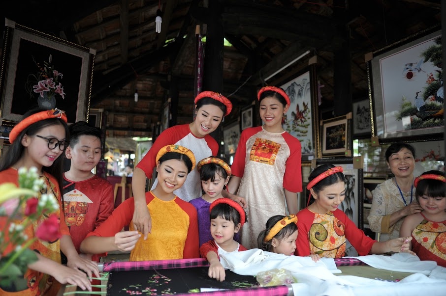 cac nguoi dep cua hhvn dieu hanh o hue trong ta ao dai thuot tha