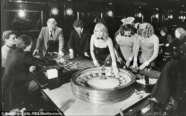 dot nhap chon an choi trong hang tho playboy nhung nam 1970