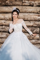 nu giang vien tre voi ganh nang com ao gao tien