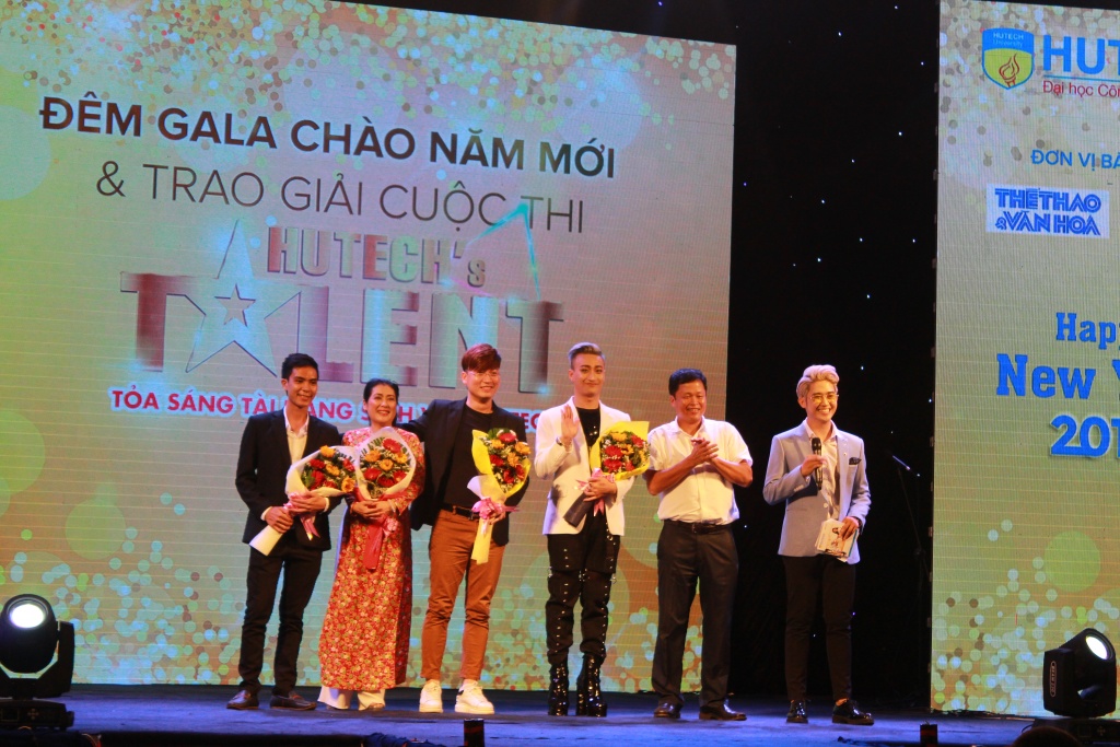 hon 5000 sinh vien hutech quay het minh cung cap doi co gai den tu hom qua