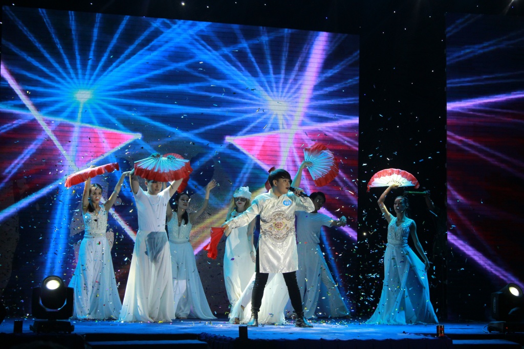 hon 5000 sinh vien hutech quay het minh cung cap doi co gai den tu hom qua