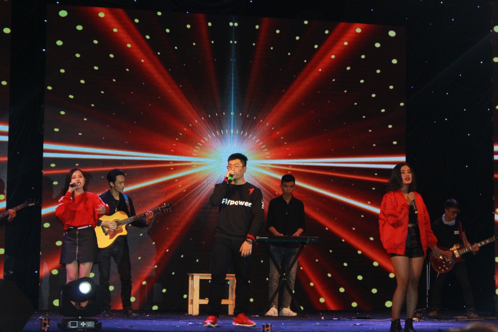 hon 5000 sinh vien hutech quay het minh cung cap doi co gai den tu hom qua