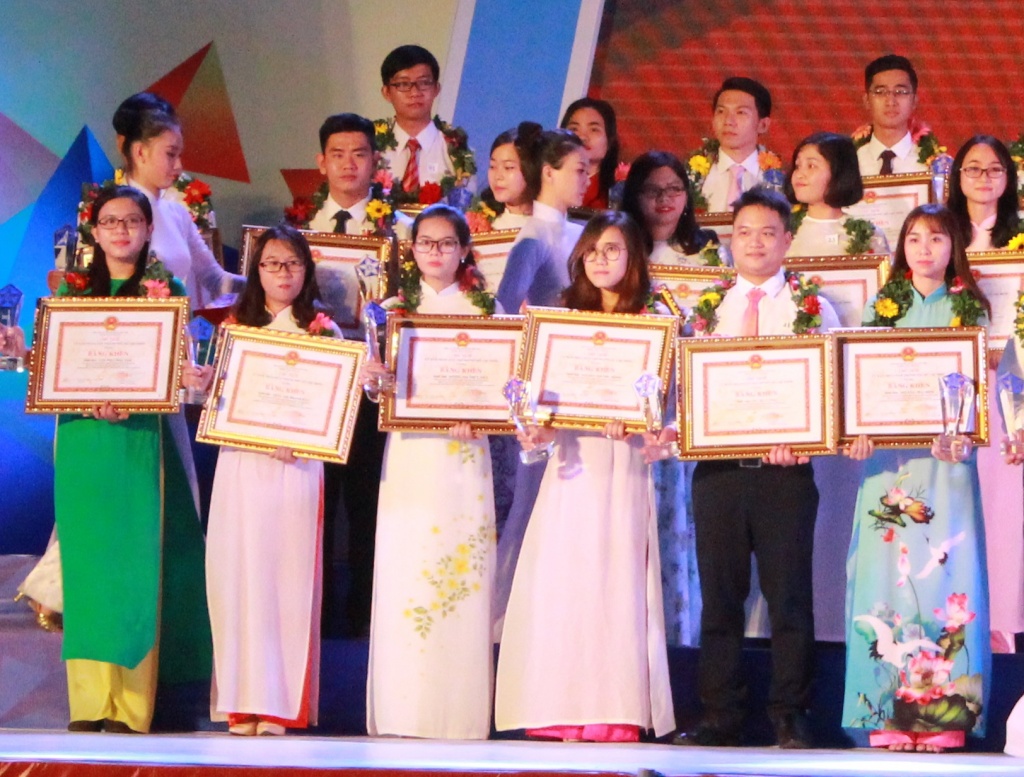 tphcm trao danh hieu hoc sinh 3 tot va sinh vien 5 tot nam 2017