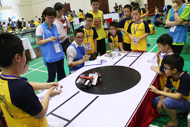 mon tin hoc trong chuong trinh moi hoc sinh duoc thiet ke web lap trinh dieu khien robot vtc news