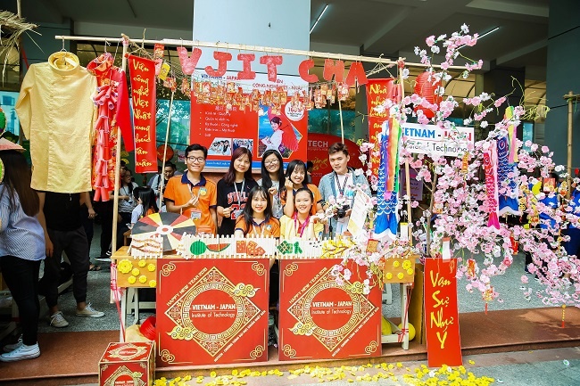 khong khi tet ron rang truong hoc