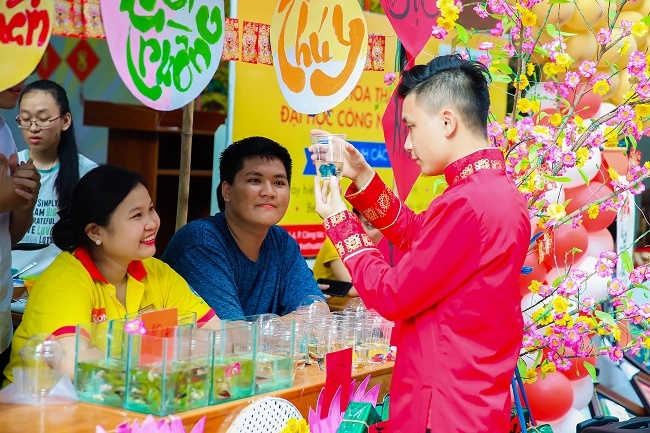 khong khi tet ron rang truong hoc