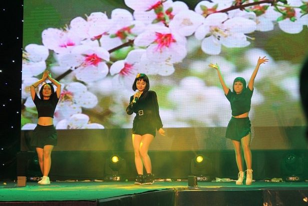 Bộ đôi ‘Cô gái đến từ hôm qua’ Miu Lê và Ngô Kiến Huy phá đảo Miss HUTECH 2019 bo doi co gai den tu hom qua miu le va ngo kien huy pha dao miss hutech 2019
