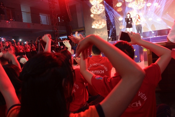 Bộ đôi ‘Cô gái đến từ hôm qua’ Miu Lê và Ngô Kiến Huy phá đảo Miss HUTECH 2019 bo doi co gai den tu hom qua miu le va ngo kien huy pha dao miss hutech 2019