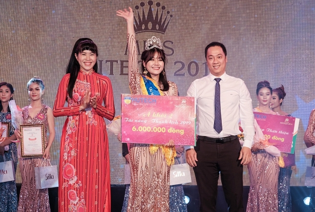 Bộ đôi ‘Cô gái đến từ hôm qua’ Miu Lê và Ngô Kiến Huy phá đảo Miss HUTECH 2019 bo doi co gai den tu hom qua miu le va ngo kien huy pha dao miss hutech 2019