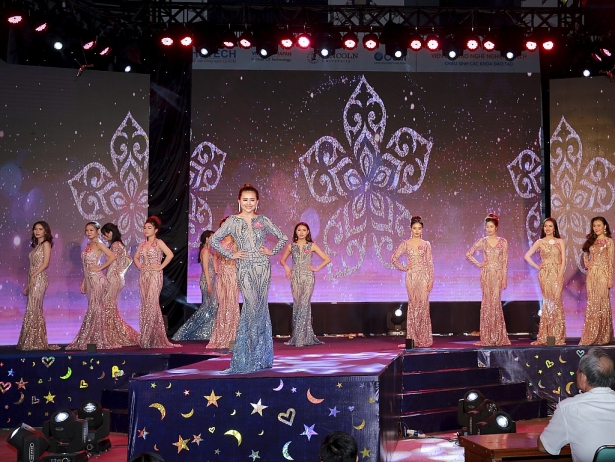 Bộ đôi ‘Cô gái đến từ hôm qua’ Miu Lê và Ngô Kiến Huy phá đảo Miss HUTECH 2019 bo doi co gai den tu hom qua miu le va ngo kien huy pha dao miss hutech 2019
