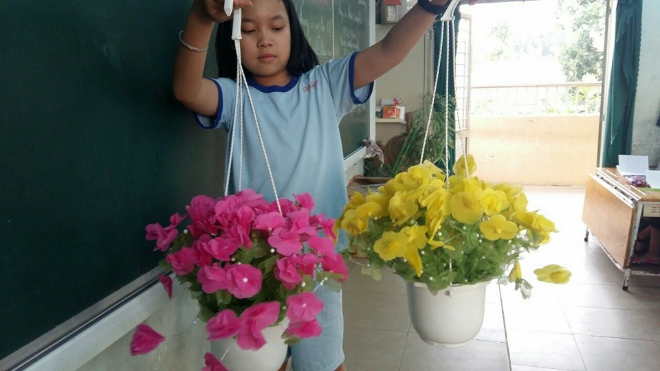 cam dong voi co tro tieu hoc tu lam hoa giay de ban lay tien giup tre mo coi dip tet