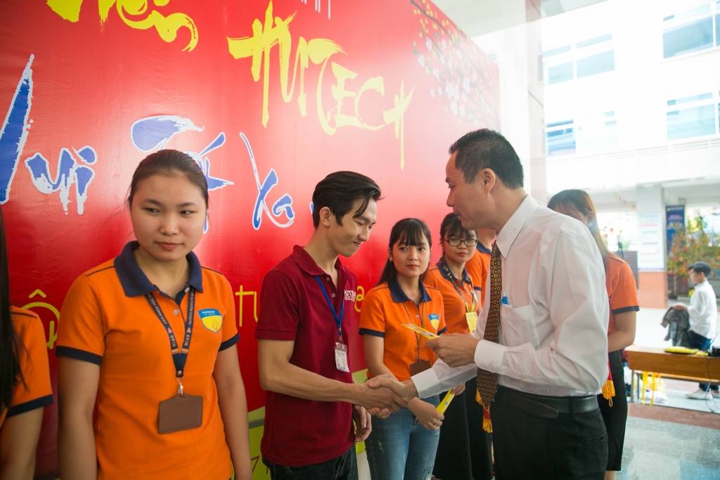 am ap tet xa nha cua sinh vien dh cong nghe tp hcm