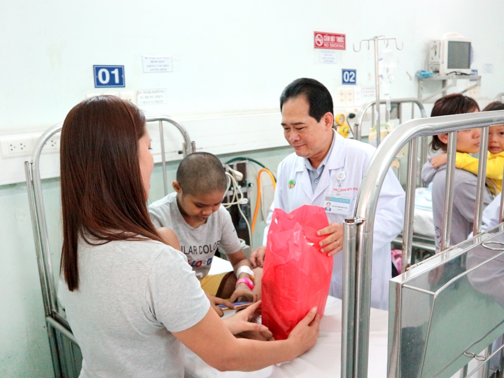 Tết ấm áp, sẻ chia với bệnh nhi Bệnh viện Nhi đồng 2 tet am ap se chia voi benh nhi benh vien nhi dong 2