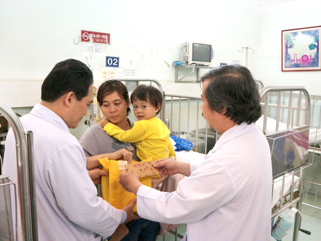 tet am ap se chia voi benh nhi benh vien nhi dong 2