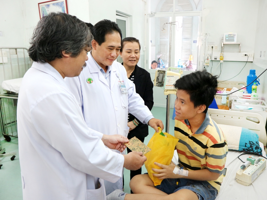 tet am ap se chia voi benh nhi benh vien nhi dong 2