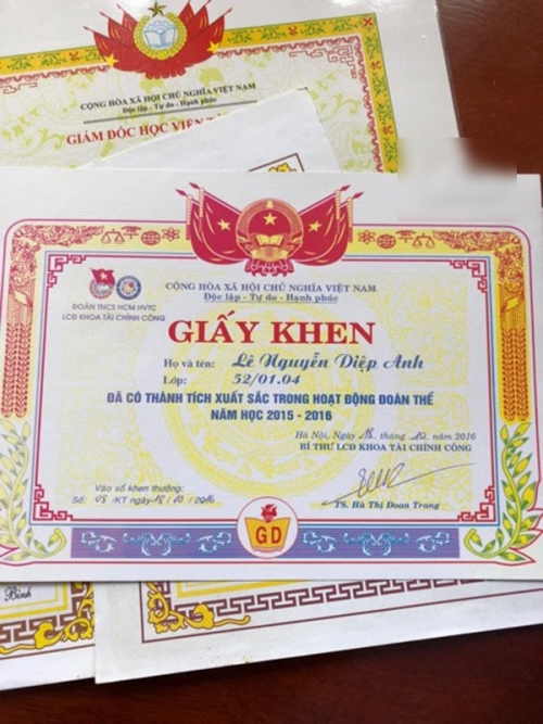 Bị chê bi che mat xinh nao ngan co gai noi tieng sau 3s xuat hien trong tao quan 2018 khoe thanh tich khung