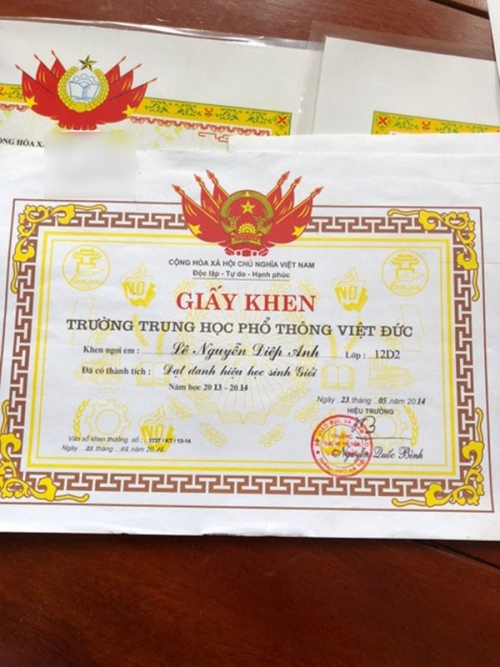 Bị chê bi che mat xinh nao ngan co gai noi tieng sau 3s xuat hien trong tao quan 2018 khoe thanh tich khung