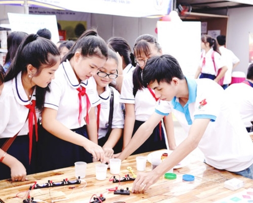 doi moi chuong trinh sgk nganh giao duc khong the di mot minh