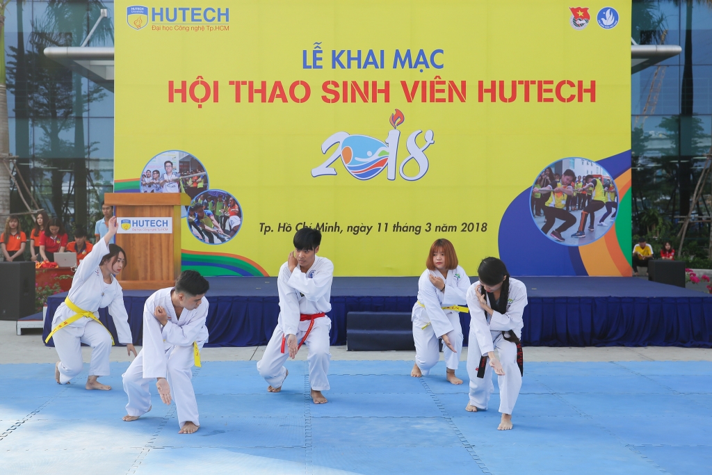 hang nghin sinh vien tranh tai o hoi thao dai hoc hutech