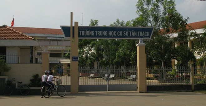 dinh chi hoc tap mot nam nam sinh bop co co giao trong lop