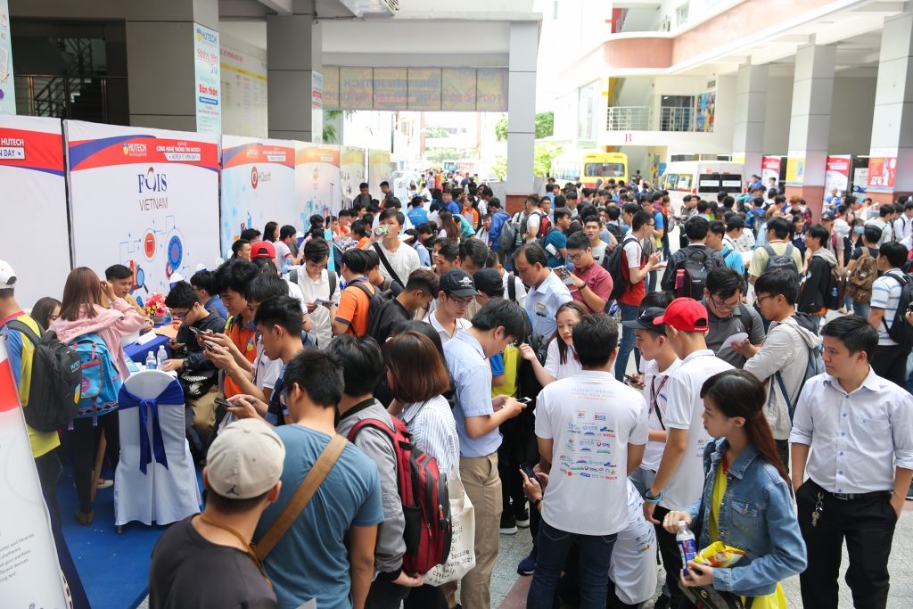 doanh nghiep tuyen 15 nghin vi tri tai ngay hoi viec lam o dh hutech