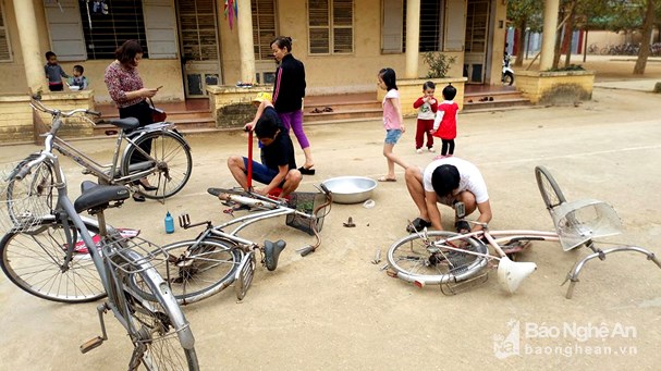 chuyen nhung thay giao len facebook xin xe dap cu tang hoc sinh ngheo