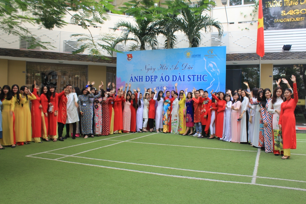 sinh vien truong du lich huong ung phong trao mac ao dai o tp hcm