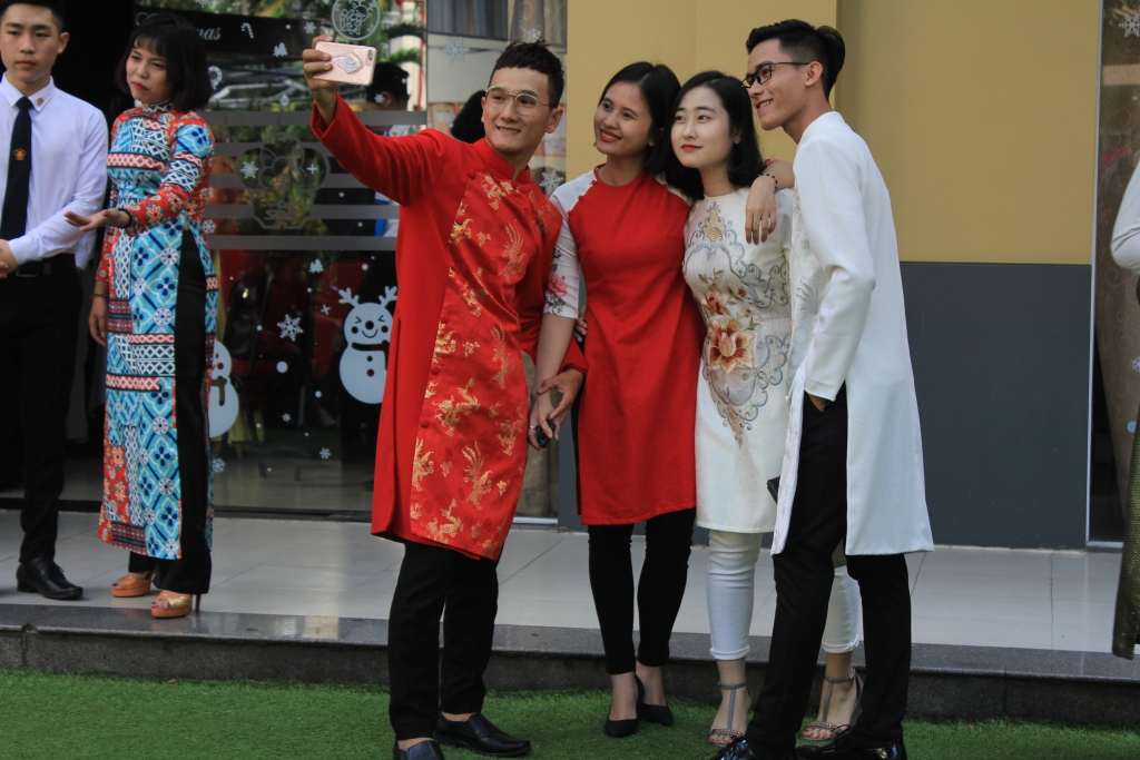 sinh vien truong du lich huong ung phong trao mac ao dai o tp hcm