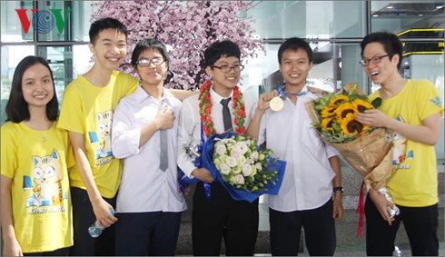 nam sinh truong ams gianh hoc bong toan phan cua dh hang dau the gioi