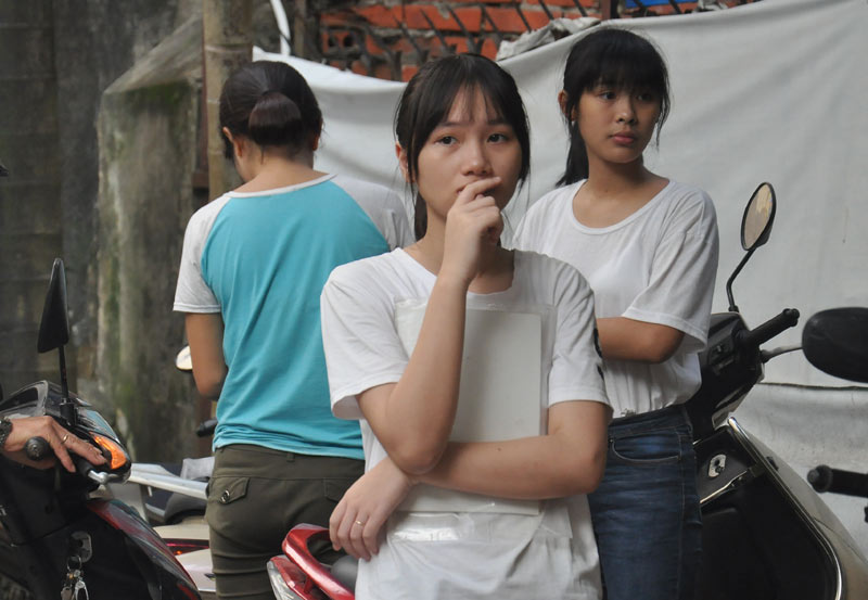nguoi me khoc oa truoc cong truong chuyen ngu