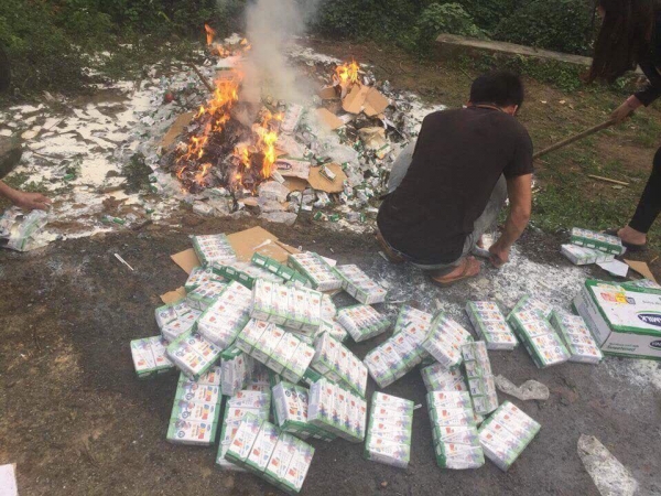 vu hon 10 nghin hop sua tu thien gan het han phai mang tieu huy do nha truong hieu sai van ban