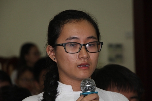 ngoai hoc bong 300 trieu em song toan con duoc ho tro ban tru va xe dua don