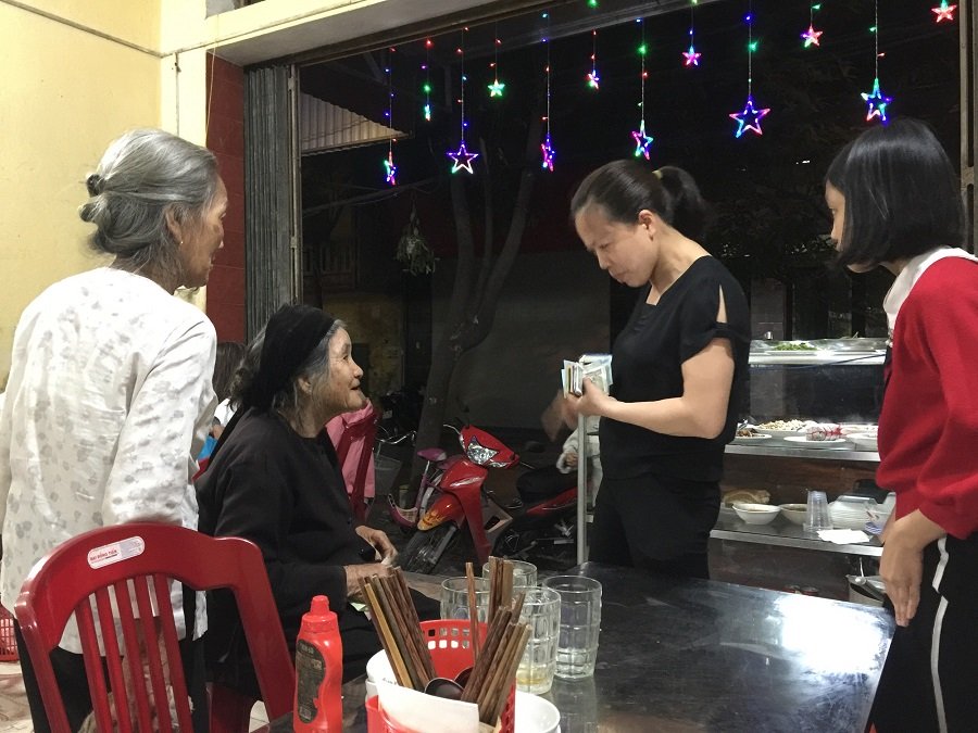 co giao thuc tap xinh dep tra tien 20 bua com cho ba cu an xin