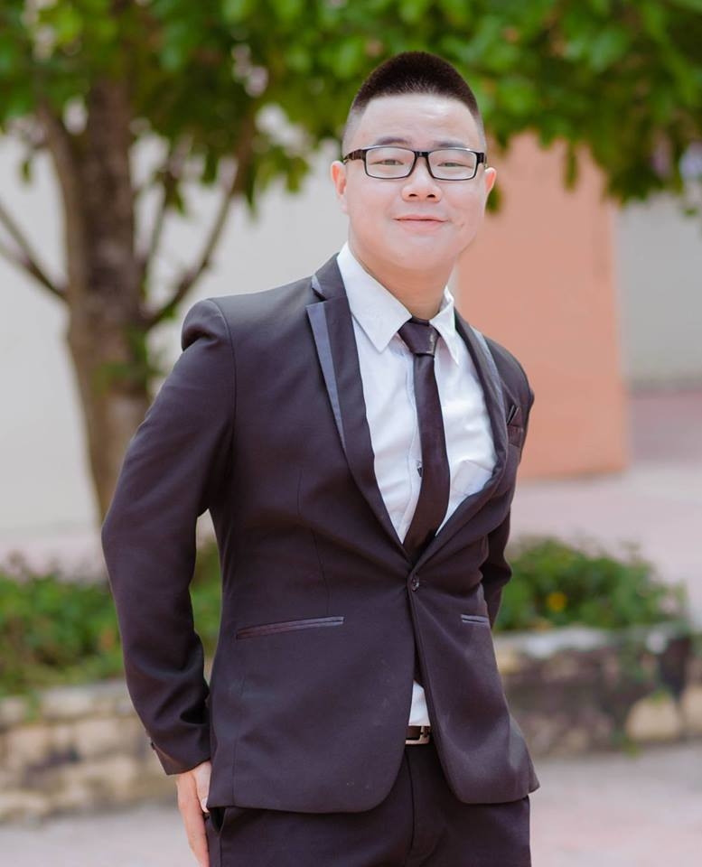 bat cuoi voi hanh dong la cua nam sinh vien khi nhan bang tot nghiep