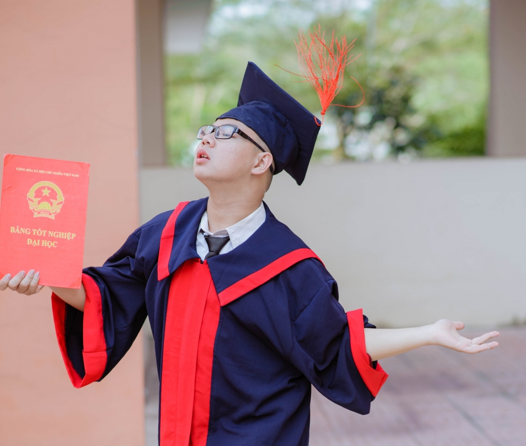 bat cuoi voi hanh dong la cua nam sinh vien khi nhan bang tot nghiep