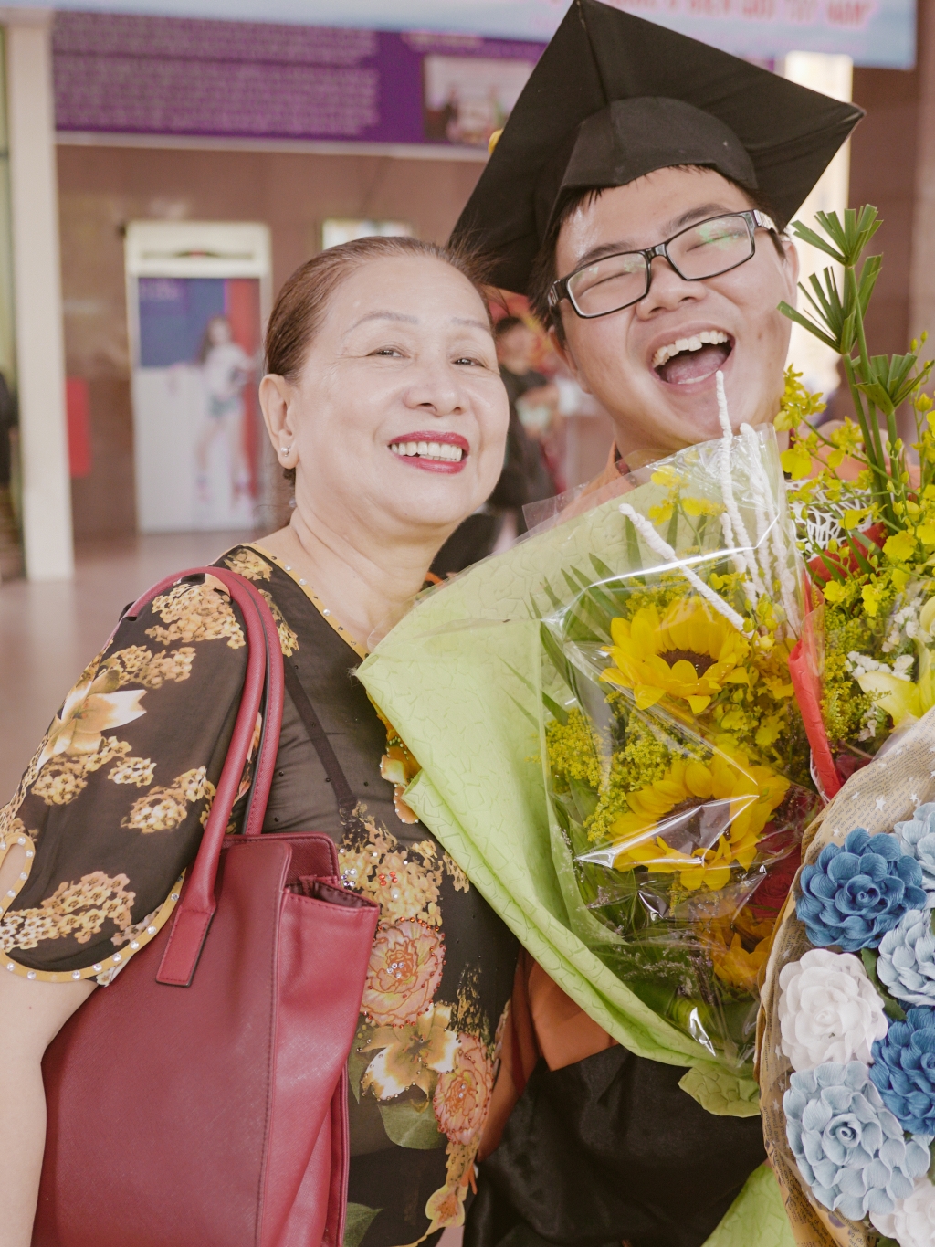 bat cuoi voi hanh dong la cua nam sinh vien khi nhan bang tot nghiep