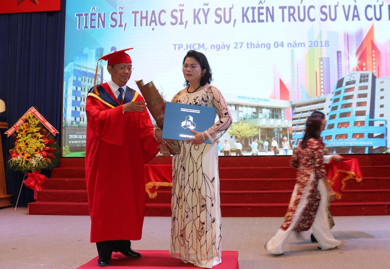 me nhan bang thac si danh du cho con qua doi vi tai nan giao thong