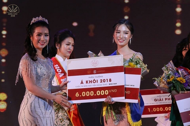 man nhan voi cac phan thi dem chung ket hoa khoi hoc vien ngoai giao