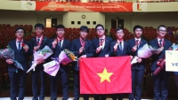 hai hoc sinh duoc trao huan chuong lao dong hang ba