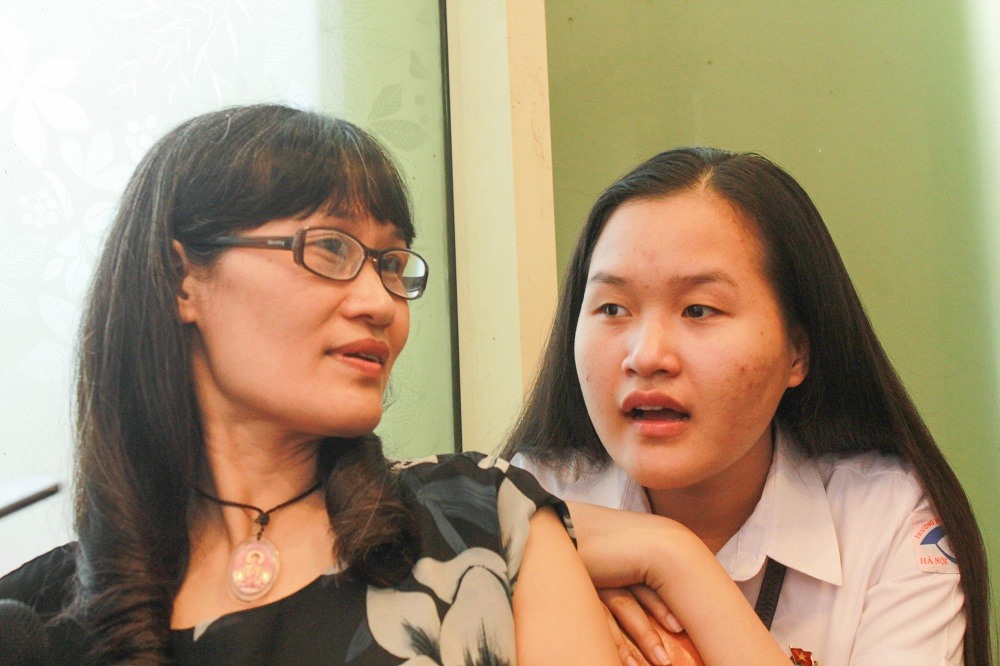 cam dong chuyen me tim anh sang cho con