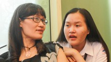 Cảm động chuyện mẹ tìm ánh sáng cho con