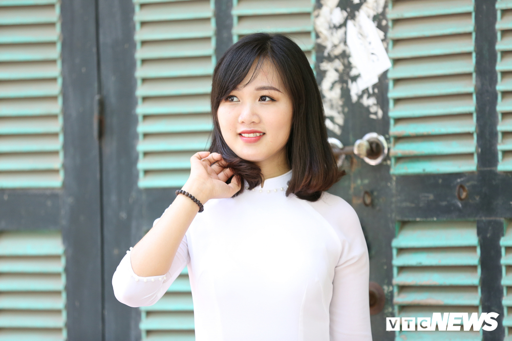 ngam ve dep tinh khoi cua nu sinh an ninh trong ta ao dai trang
