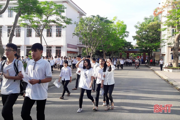Sáng nay, học sinh Hà Tĩnh bắt đầu kỳ thi tuyển vào lớp 10 THPT sang nay hoc sinh ha tinh bat dau ky thi tuyen vao lop 10 thpt