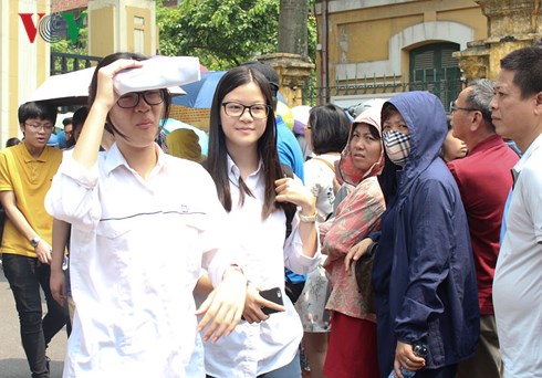 de thi vao lop 10 chuyen hoa kho thi sinh van vui vi ket thuc ky thi