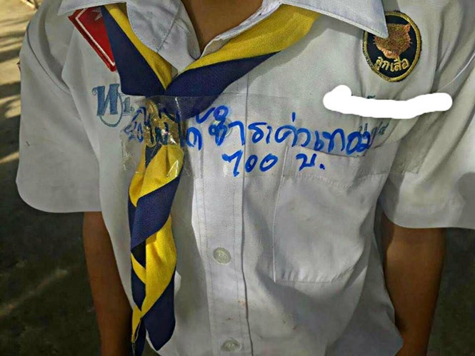 co giao viet giay doi no hoc phi tren nguc ao hoc sinh