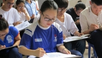 phu huynh ngu guc doi thi sinh thi hon 4 gio o sai gon