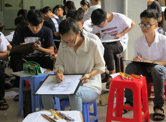 thi sinh linh kinh xach ghe di thi dai hoc