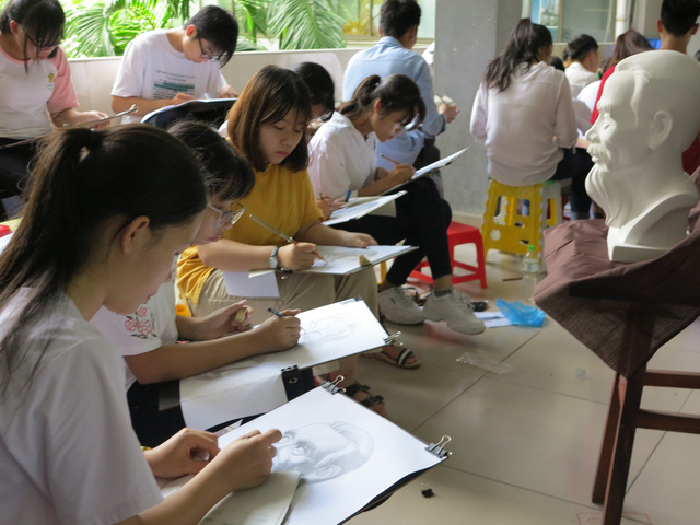 thi sinh linh kinh xach ghe di thi dai hoc