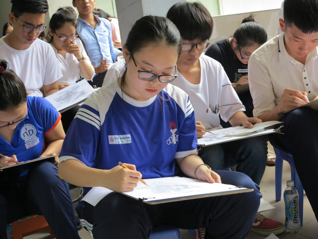 thi sinh linh kinh xach ghe di thi dai hoc